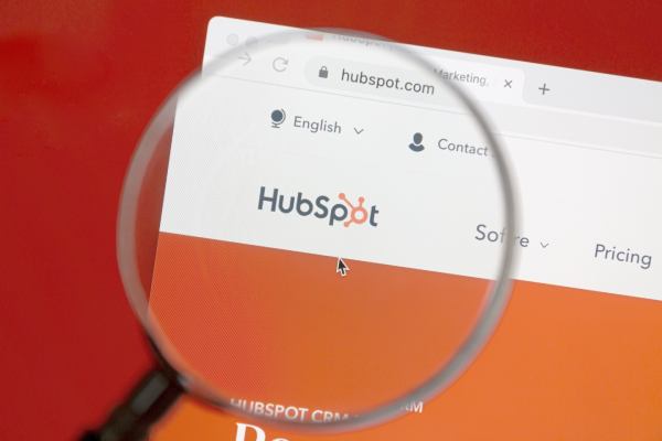 Ordinateur connecté au CRM Hubspot pour booster ses ventes grâce aux conseils d'eteamsys.