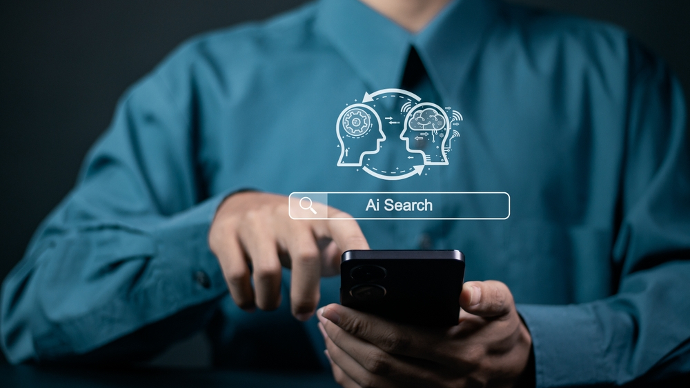 Illustration montrant un homme faire une recherche IA avec son smartphone. Ce nouveau comportement a donné naissance à un nouveau domaine d'expertise chez eteamsys, à savoir la SGO, la search Generative Optimization.