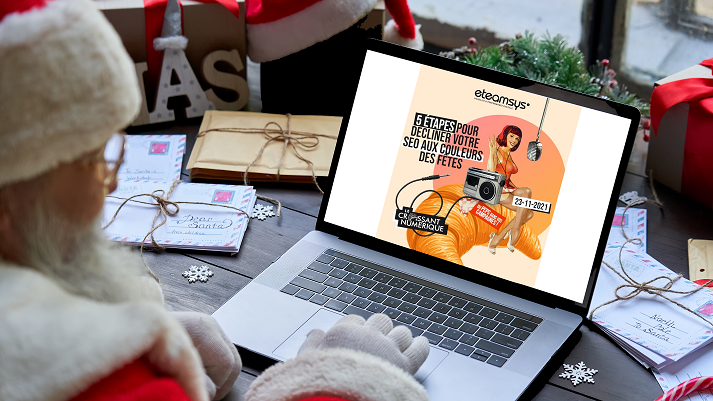 Femme en habit de Noël qui regarde une publicité sur Internet pour un webinaire eTeamsys